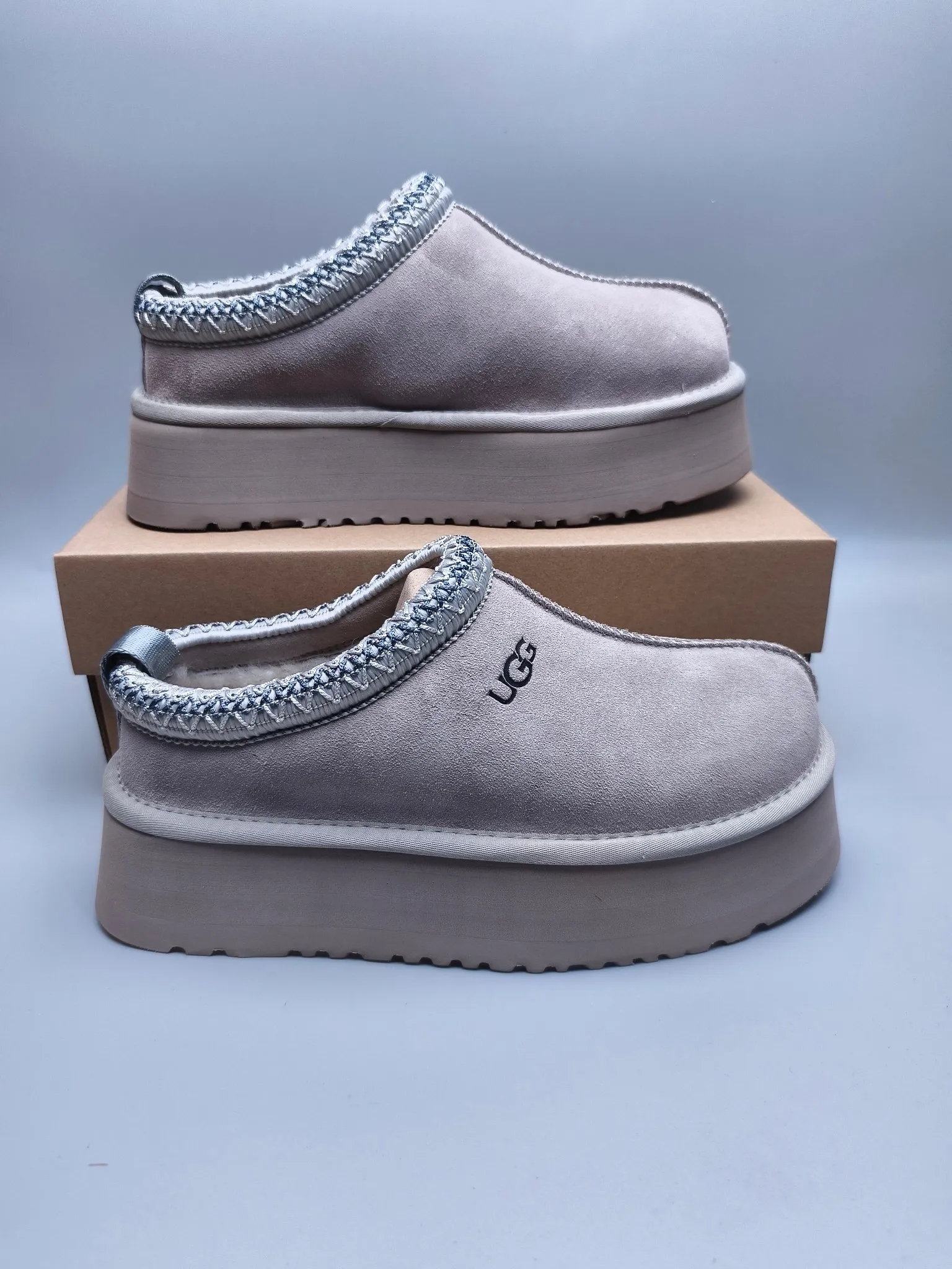 💰440 UGG sheepskin all-in-one snow boots 2553 co-branded national trend style thick-soled one-leg women’s snow boots🐾~ 🍭 A co-branded trendy item launched with well-known designer brands Feng Chen Wang and TELFAR. Zhou Dongyu & Wang Jiaer’s same style Fang Kete boots. The slip-on design makes it easy to put on and take off, and can be used indoors or outdoors. The exotic edging design is eye-catching, and it is definitely worth buying~ 🍭Material: cowhide➕sheep fur Outsole: rubber (light wing technology) 🍭Color: black, maroon, sand, dark green, light gray, chocolate, beige, walnut, brown, dark gray, red 🍭Number of codes: 35-42